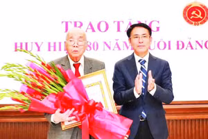 Thường trực Thành ủy Hà Nội trao tặng Huy hiệu 80 năm tuổi đảng cho đảng viên lão thành Nguyễn Tiến Hà (Ảnh THÁI QUANG)