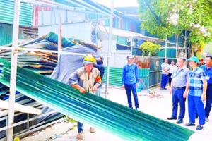 Lực lượng chức năng phường Thanh Liệt xử lý công trình vi phạm (Ảnh Ngọc Anh)