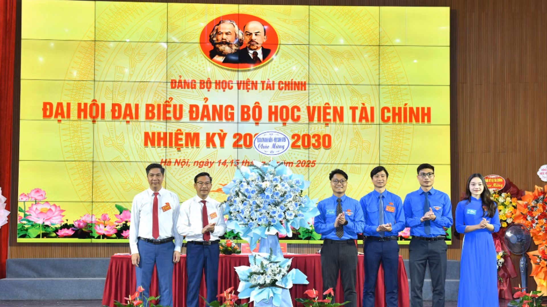 doan-thanh-nien-chuc-mung-2400.jpg