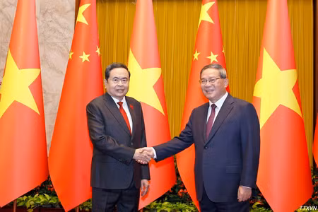 Chủ tịch Quốc hội Trần Thanh Mẫn hội kiến Thủ tướng Trung Quốc Lý Cường. (Ảnh: TTXVN)