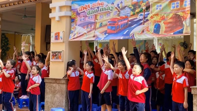 “Dệt sắc đan mây” nhận được sự hưởng ứng nhiệt tình của các em học sinh. (Ảnh: DIỆU HƯƠNG)