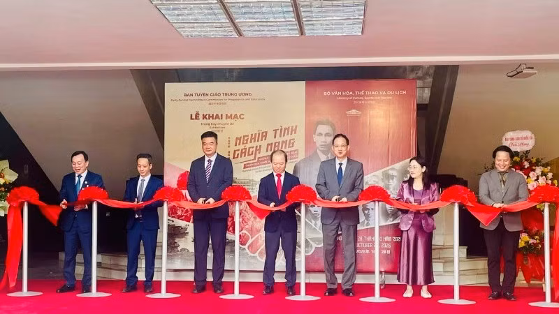 Các đại biểu cắt băng khai mạc Trưng bày chuyên đề. (Ảnh: TRANG ANH)