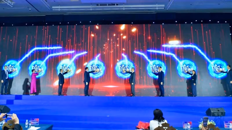Các đại biểu thực hiện nghi thức phát động và cam kết thực thi Bộ giá trị Văn hóa Kinh doanh Việt Nam. (Ảnh: PHẠM SỸ)