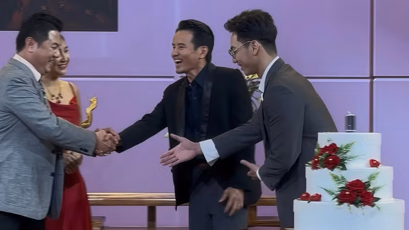Diễn viên Hồ Quang Mẫn (vest đen) đảm nhận hai vai diễn trong vở kịch “Tin ở hoa hồng”. (Ảnh: NHÂN VẬT CUNG CẤP)