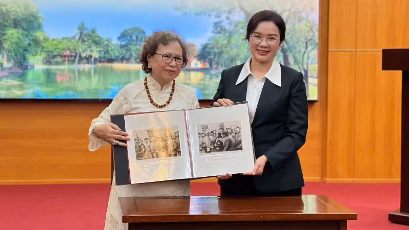 Khu Di tích Chủ tịch Hồ Chí Minh tại Phủ Chủ tịch tiếp nhận ảnh tư liệu do gia đình bà Lê Phương trao tặng. 