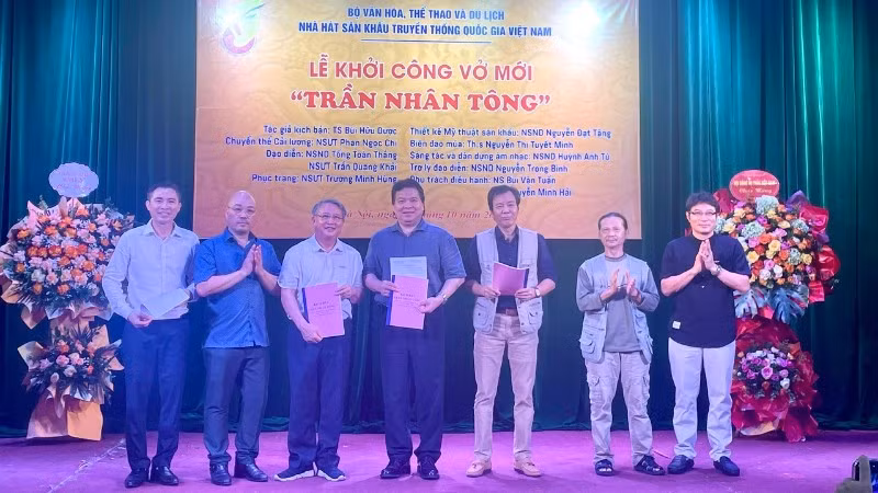 Các nghệ sĩ trong ê-kíp sáng tạo vở diễn "Trần Nhân Tông".