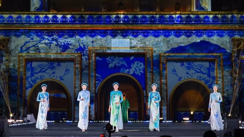 Show thời trang "Bước chân Di sản" là một trong những điểm nhấn nghệ thuật trong khuôn khổ Lễ hội Văn hóa thế giới tại Hà Nội. (Ảnh: HÒA NGUYỄN)