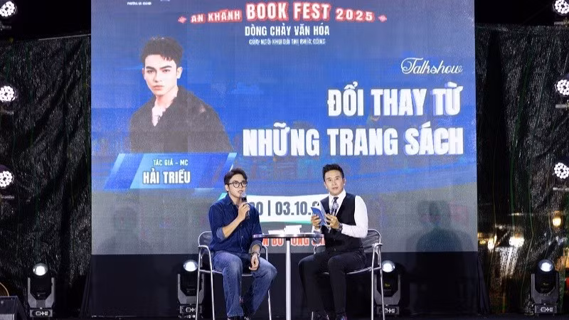 Tác giả, MC Hải Triều chia sẻ tại talkshow “Đổi thay từ những trang sách”. (Ảnh: NVCC)