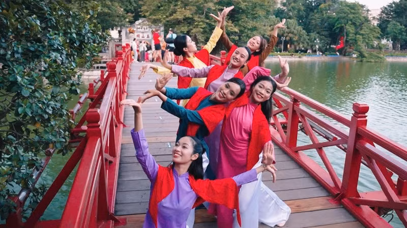 Vũ điệu đại chúng “Tay trong tay - Hand in hand” truyền tải thông điệp đoàn kết, thống nhất. 