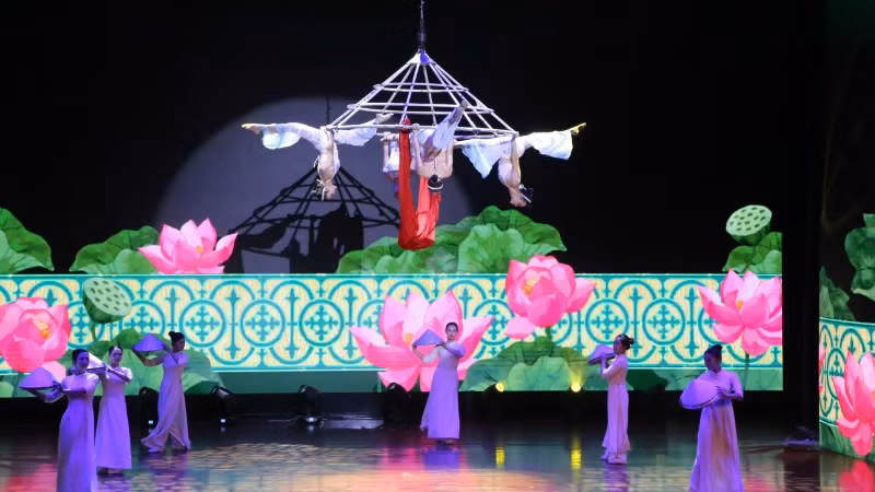 Tiết mục xiếc "Đu nón" trong Chương trình nghệ thuật đặc biệt chào mừng Ngày Sân khấu Việt Nam.