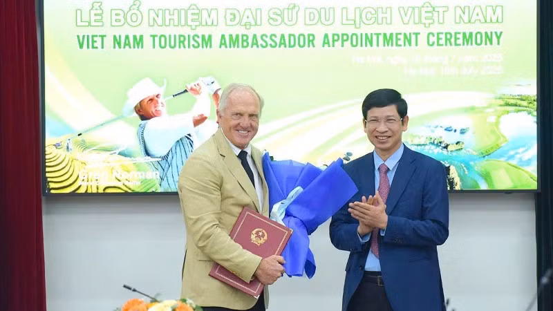 Thứ trưởng Hồ An Phong trao Quyết định bổ nhiệm Đại sứ Du lịch Việt Nam nhiệm kỳ 2025-2030 cho ông Greg Norman. (Ảnh: BTC)