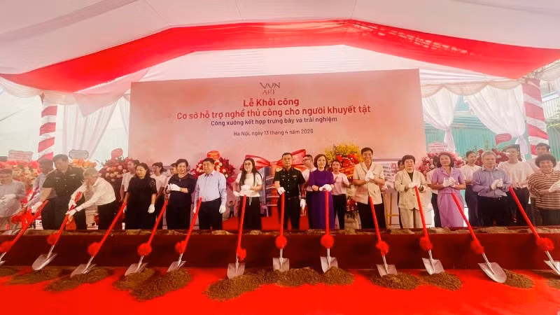 Các đại biểu thực hiện nghi thức khởi công cơ sở hỗ trợ nghề thủ công cho người khuyết tật. 