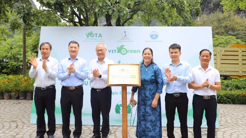 Thực hiện nghi thức gắn biển Du lịch Xanh VITA GREEN cho Khu Du lịch sinh thái Tràng An. (Ảnh: HOÀNG TRƯỜNG)