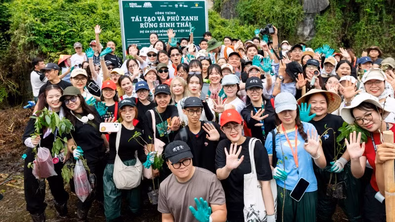 Các nghệ sĩ cùng đông đảo khán giả gieo mầm xanh tại Khu bảo tồn thiên nhiên đất ngập nước Vân Long. (Ảnh: BTC)