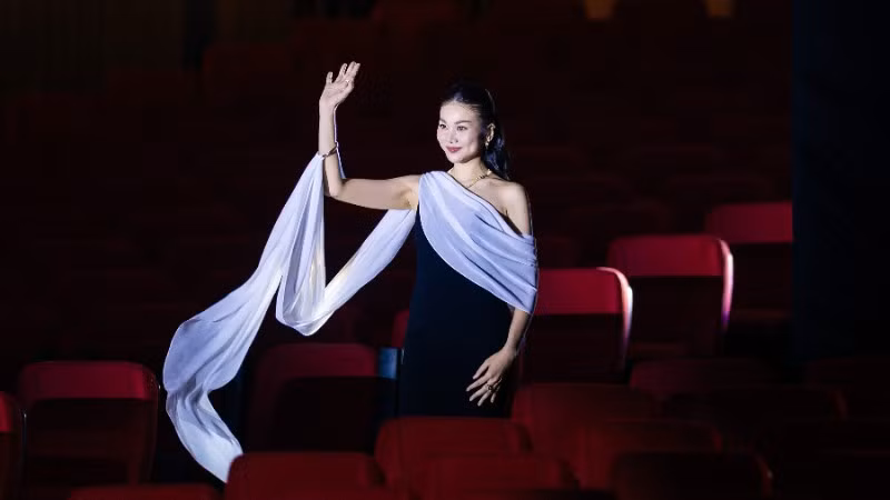 "Mesdames Thanh Sắc" đánh dấu sự trở lại sau nhiều năm tạm rời điện ảnh của siêu mẫu Thanh Hằng. (Ảnh: Đoàn phim cung cấp)