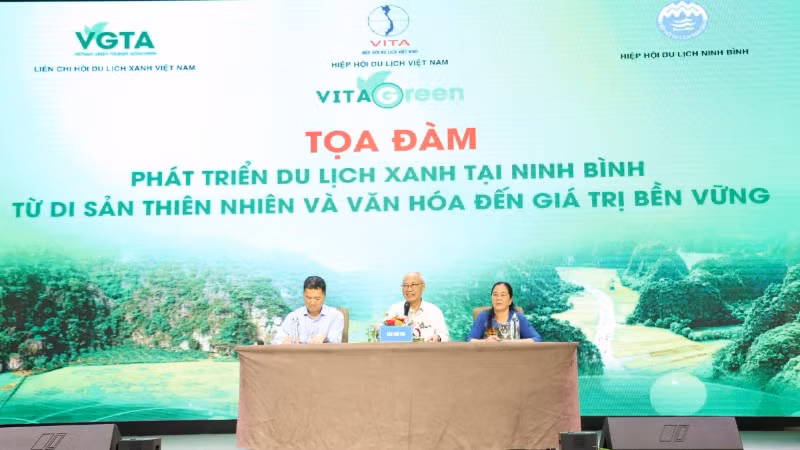 Tọa đàm “Phát triển du lịch xanh tại Ninh Bình: Từ di sản thiên nhiên và văn hóa đến giá trị bền vững”. (Ảnh: HOÀNG TRƯỜNG)