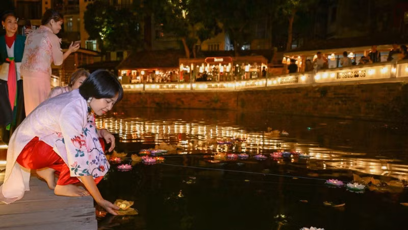 Thắp sáng không gian Hồ Văn với đêm hội hoa đăng. (Ảnh: BẢO LONG)