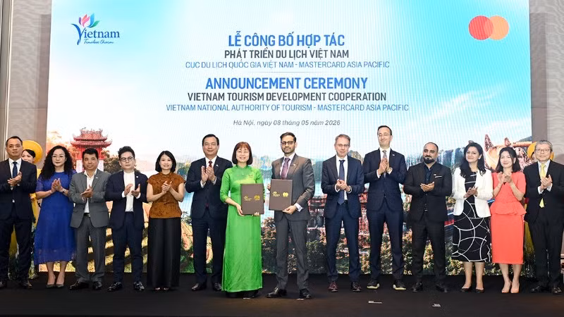 Lãnh đạo Cục Du lịch Quốc gia Việt Nam và Mastercard trao Bản ghi nhớ hợp tác phát triển du lịch Việt Nam. (Ảnh: TITC)