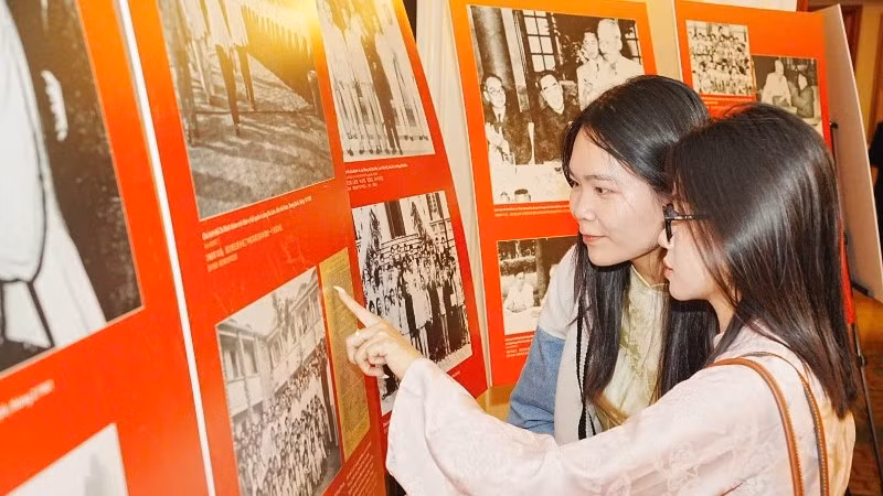 992026-cac-ban-luu-hoc-sinh-viet-nam-tai-van-nam-tham-quan-trien-lam-6118.jpg