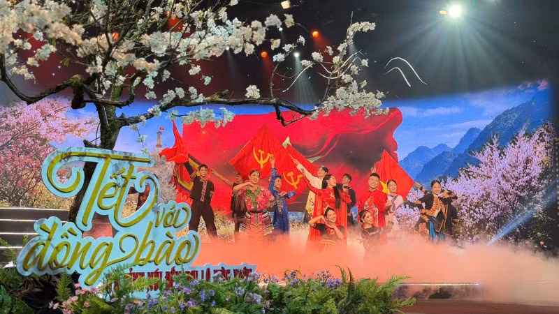 Chương trình "Tết với đồng bào 2026" có chủ đề “Từ đỉnh núi đến đại lộ mùa xuân”. (Ảnh: VTV)