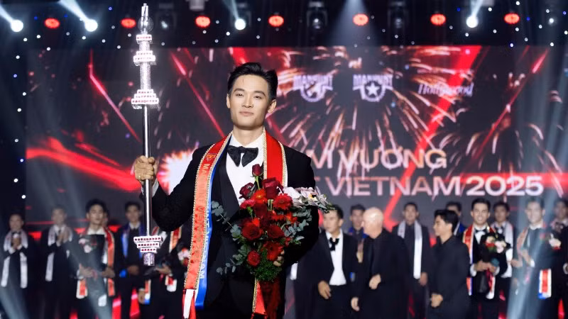 Trần Tiến Dũng giành ngôi nam vương Manhunt Vietnam 2025. (Ảnh: BAN TỔ CHỨC)