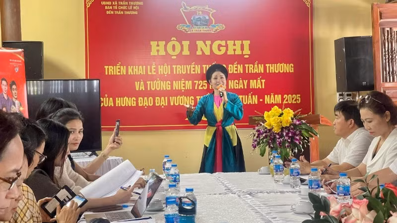Nghệ sĩ Nhân dân Thúy Ngần biểu diễn tại Hội nghị triển khai Lễ hội truyền thống đền Trần Thương. 