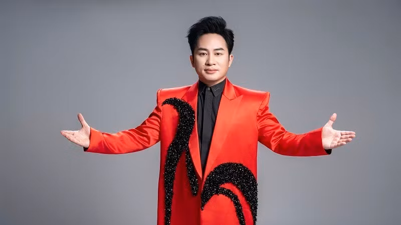 Ca sĩ Tùng Dương cùng nhóm bạn thân thiết ủng hộ 1 tỷ đồng cho 5 tỉnh, thành phố bị thiệt hại bởi bão Bualoi. (Ảnh: NVCC)