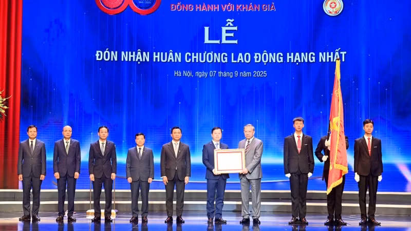 Tổng Bí thư Tô Lâm trao Huân chương Lao động hạng Nhất tặng Đài Truyền hình Việt Nam. (Ảnh: ĐĂNG KHOA)