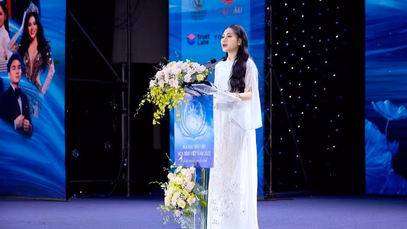 ba-thu-trang-truong-btc-cuoc-thi-2500.jpg