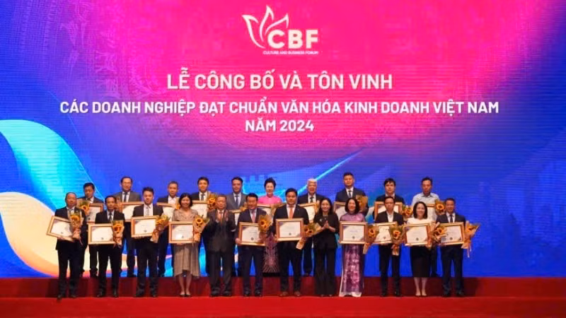 Tôn vinh các Doanh nghiệp đạt chuẩn Văn hóa kinh doanh Việt Nam năm 2024. (Ảnh: THANH BÌNH)