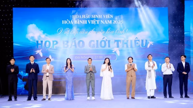 Các đại biểu thực hiện nghi thức khởi động Cuộc thi Hoa hậu sinh viên Hòa bình Việt Nam 2025. (Ảnh: BTC)