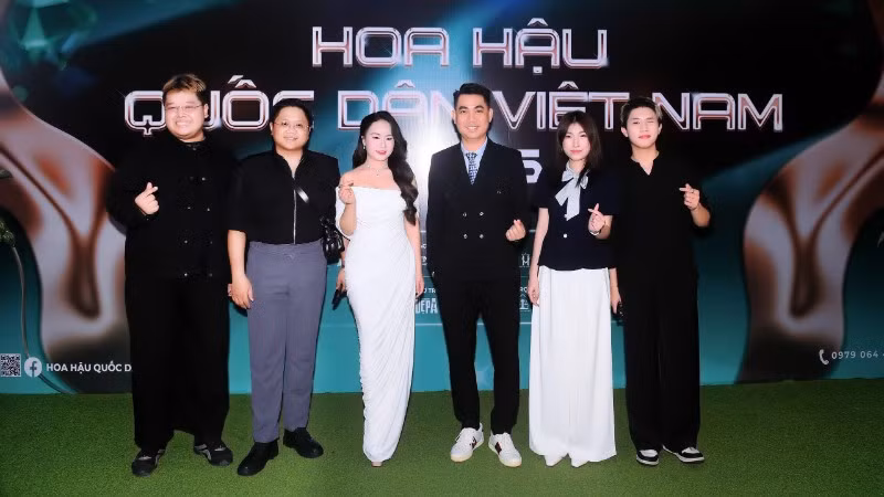 Tổng đạo diễn Trung Hoàng (thứ tư từ trái sang) cùng ê-kíp đang nỗ lực hết mình để có một mùa giải Hoa hậu Quốc dân Việt Nam ấn tượng. (Ảnh: Nhân vật cung cấp)