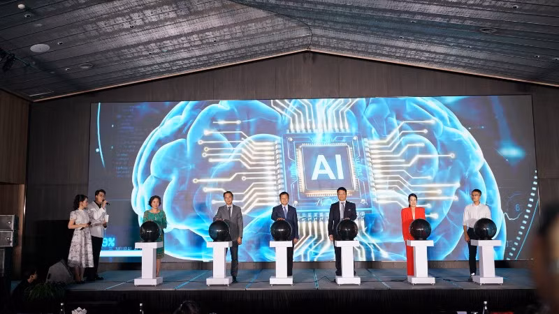 Các đại biểu thực hiện nghi thức phát động Cuộc thi "AI Thực chiến” 2026. (Ảnh: VTV)