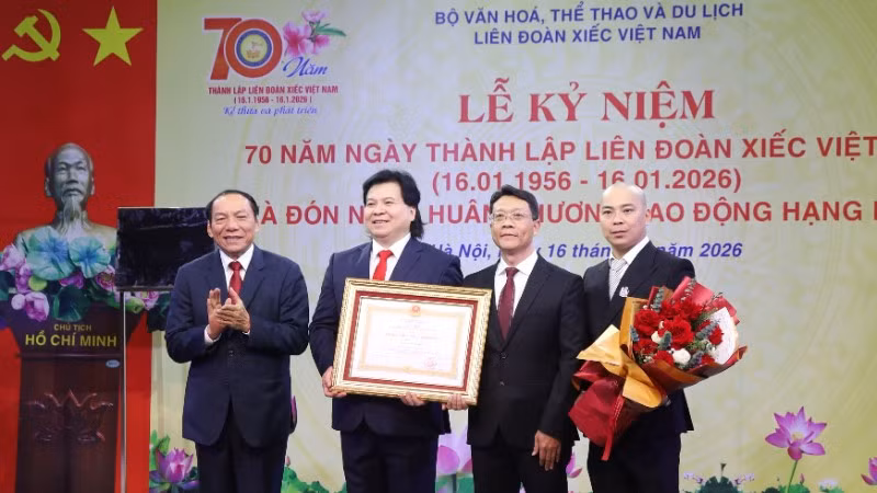 Thừa ủy quyền của Chủ tịch nước, Bộ trưởng Văn hóa, Thể thao và Du lịch Nguyễn Văn Hùng trao tặng Huân chương Lao động hạng Nhất cho Liên đoàn Xiếc Việt Nam. 