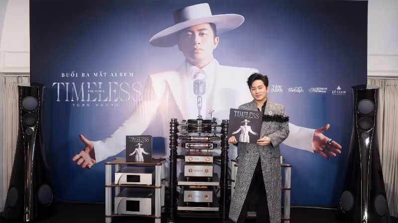 Ca sĩ Tùng Dương ra mắt đĩa than đầu tay “The Voice-Timeless”. (Ảnh: MẠNH NGUYỄN)