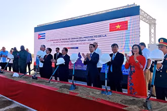 Bí thư thứ nhất, Chủ tịch nước Cuba Miguel Diaz-Canel Bermudez và Phó Thủ tướng Chính phủ Việt Nam Hồ Quốc Dũng cùng lãnh đạo hai nước đã tiến hành nghi thức động thổ Dự án Nhà máy điện mặt trời “Vista Alegre”. (Ảnh: Đại sứ quán Việt Nam tại Cuba)