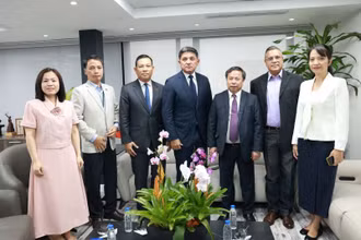 Phó Tổng thống Venezuela Jorge Márquez (đứng giữa) và Đại sứ Việt Nam tại Venezuela Vũ Trung Mỹ (thứ 3 từ trái sang) chụp ảnh cùng Đoàn công tác. (Ảnh: Đại sứ quán Việt Nam tại Venezuela)