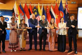 Thứ trưởng Ngoại giao Grahame Morton, Đại diện Chính phủ New Zealand, chụp ảnh lưu niệm với Ủy ban ASEAN tại Wellington. (Ảnh: Đại sứ quán Việt Nam tại New Zealand)
