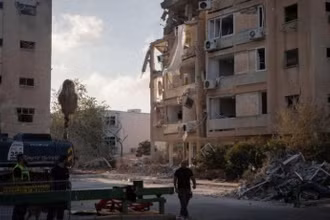 Tòa nhà gần Tel Aviv, Israel bị hư hại do tên lửa. (Ảnh: TÂN HOA XÃ)