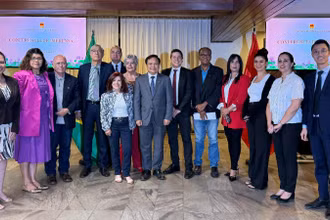 Đại sứ Bùi Văn Nghị chụp ảnh cùng đại diện cơ quan thông tấn báo chí Brazil tham gia họp báo. (Ảnh: Đại sứ quán Việt Nam tại Brazil)
