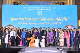 Các đại biểu tham dự chương trình giao lưu hữu nghị " Rực rỡ ASEAN" chụp ảnh kỷ niệm. (Ảnh: KHÁNH LAN)