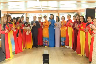 Các đại biểu tham dự buổi gặp chụp ảnh kỷ niệm. (Ảnh: Hội Liên hiệp Phụ nữ Việt Nam tại Cộng hòa Liên bang Đức)