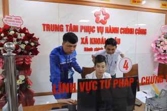 Cán bộ của VNPT hỗ trợ kỹ thuật tại một trung tâm hành chính công của xã Khoái Châu