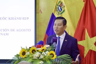 Đại sứ Vũ Trung Mỹ phát biểu tại buổi họp báo. (Ảnh: Đại sứ quán Việt Nam tại Venezuela)