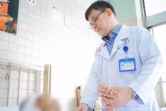 Bác sĩ tại bệnh viện Chợ Rẫy theo sát quá trình hồi phục của bé D.
