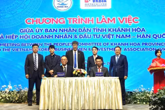 Ký kết Biên bản hợp tác chiến lược toàn diện giữa Hiệp hội Doanh nhân và Đầu tư Việt Nam-Hàn Quốc và Trường đại học Thái Bình Dương, Khánh Hòa. (Ảnh: Nguồn VKBIA) 