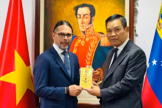 Đại sứ Vũ Trung Mỹ tặng Phó Tổng thống Freddy Nánez tập thơ “Nhật ký trong tù” của Chủ tịch Hồ Chí Minh được dịch sang tiếng Tây Ban Nha. (Ảnh: Đại sứ quán Việt Nam tại Venezuela)