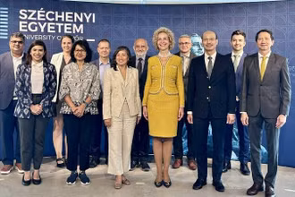 Đại sứ Bùi Lê Thái (thứ 2 từ phải sang) cùng với Đại sứ các nước ASEAN tại Hungary đã thăm và làm việc tại Trường đại học Győr. (Ảnh: Đại sứ quán Việt Nam tại Hungary)