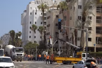 Một tòa nhà chung cư ở đường Levy Eshkol (Tel Aviv) bị phá hủy do trúng tên lửa rạng sáng 16/6/2025. (Ảnh: TTXVN)