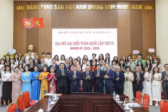 Ban Chấp hành Hội Hữu nghị Việt Nam-Australia khóa IV, nhiệm kỳ 2025-2030 ra mắt Đại hội. (Ảnh: KHÁNH LAN)